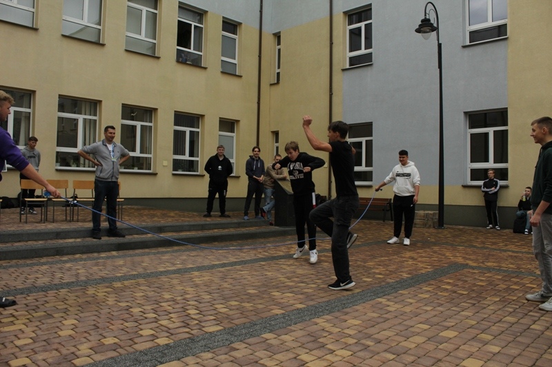 Otrzęsiny klas pierwszych w ZSZ nr 1 [15.10.2024] - zdjęcie #7 - eOstroleka.pl