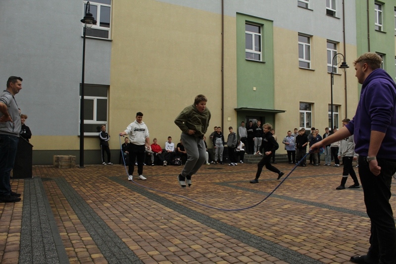 Otrzęsiny klas pierwszych w ZSZ nr 1 [15.10.2024] - zdjęcie #6 - eOstroleka.pl