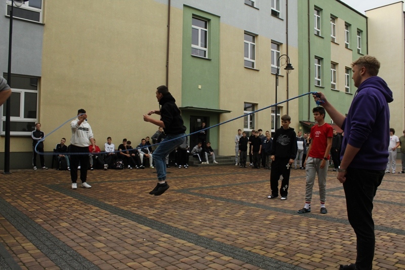 Otrzęsiny klas pierwszych w ZSZ nr 1 [15.10.2024] - zdjęcie #5 - eOstroleka.pl