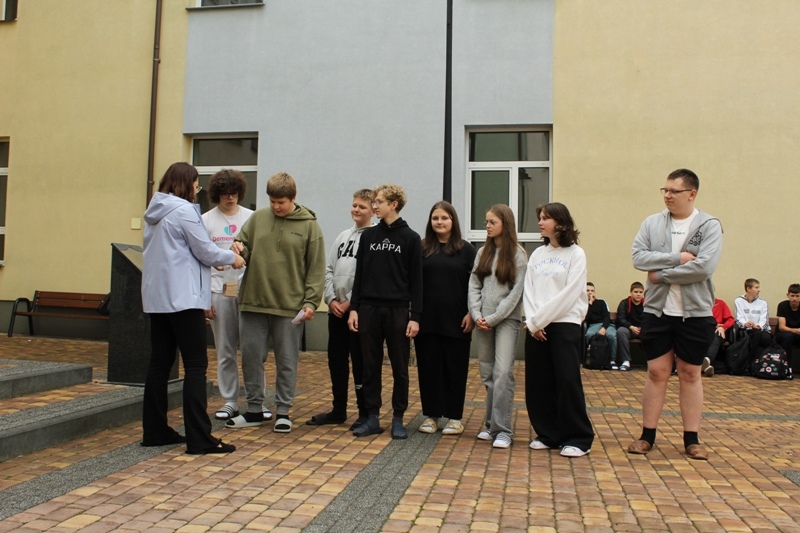 Otrzęsiny klas pierwszych w ZSZ nr 1 [15.10.2024] - zdjęcie #2 - eOstroleka.pl