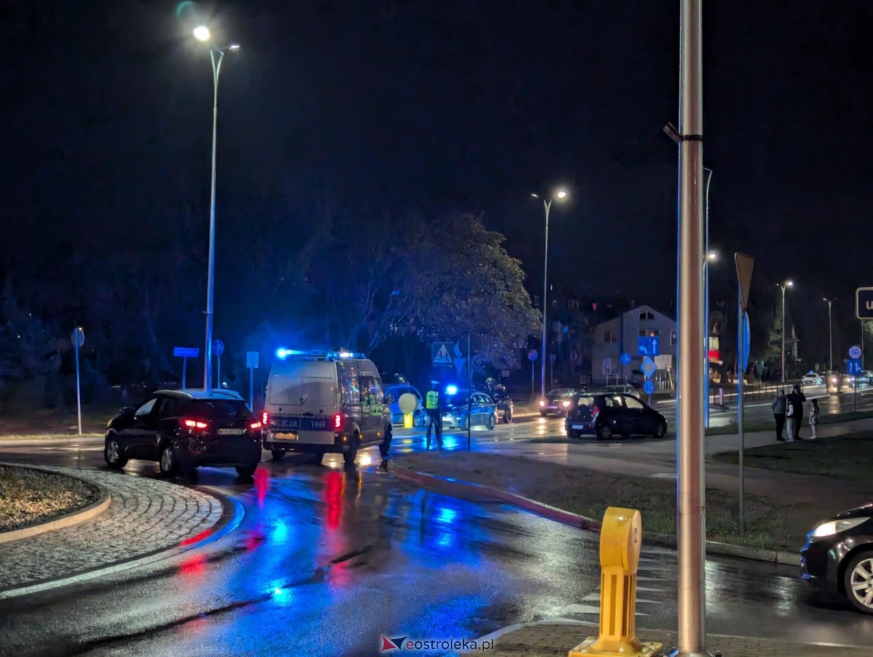 Wypadek na rondzie Dmowskiego [15.10.2024] - zdjęcie #8 - eOstroleka.pl