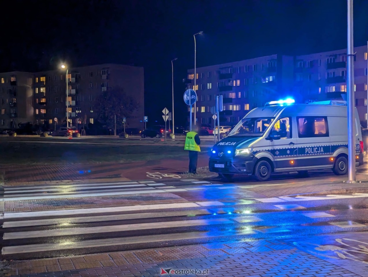 Wypadek na rondzie Dmowskiego [15.10.2024] - zdjęcie #7 - eOstroleka.pl