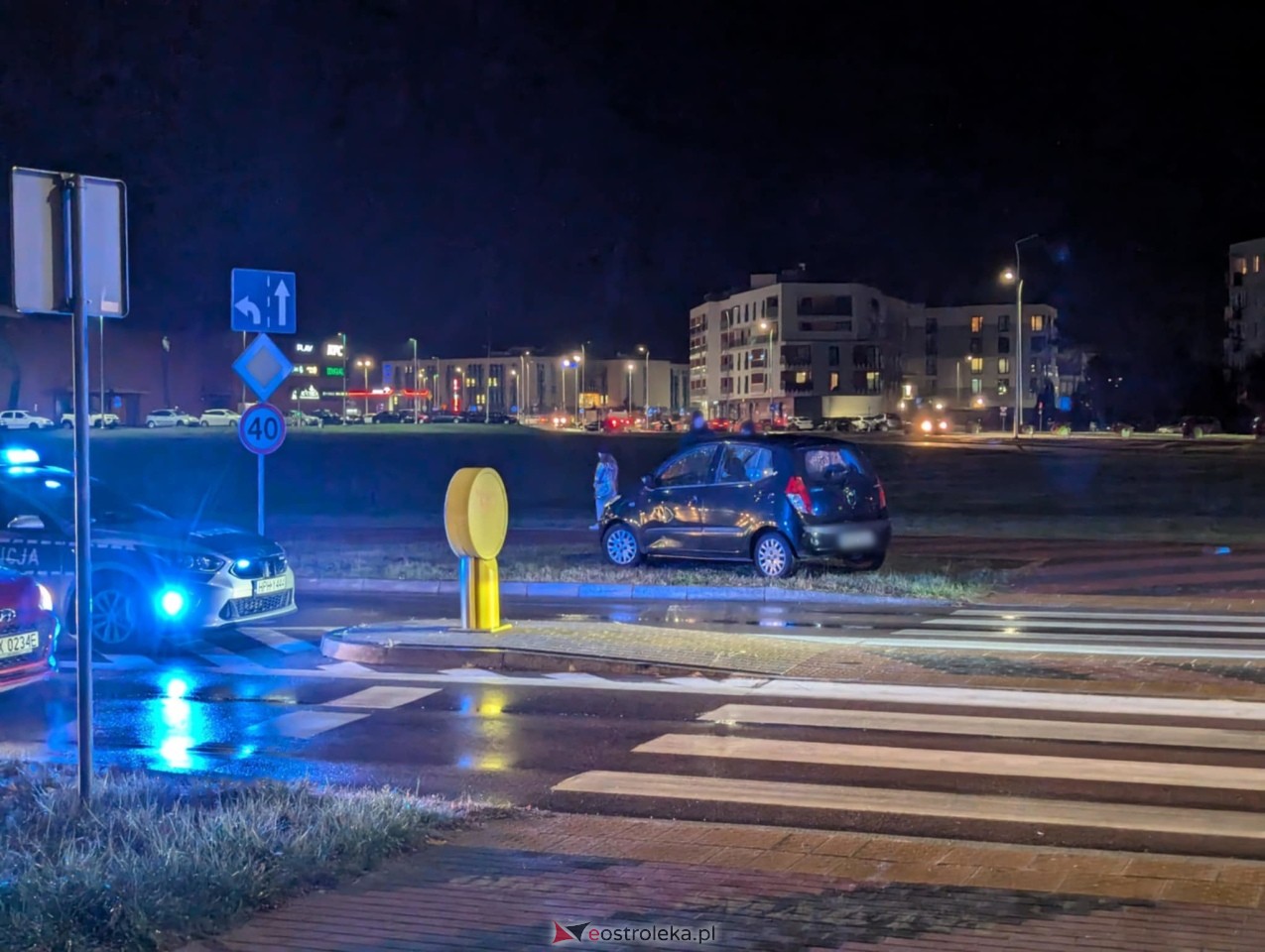 Wypadek na rondzie Dmowskiego [15.10.2024] - zdjęcie #6 - eOstroleka.pl