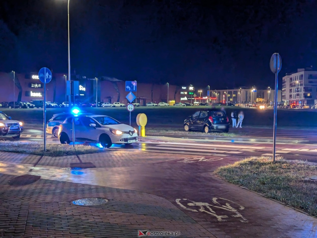 Wypadek na rondzie Dmowskiego [15.10.2024] - zdjęcie #5 - eOstroleka.pl