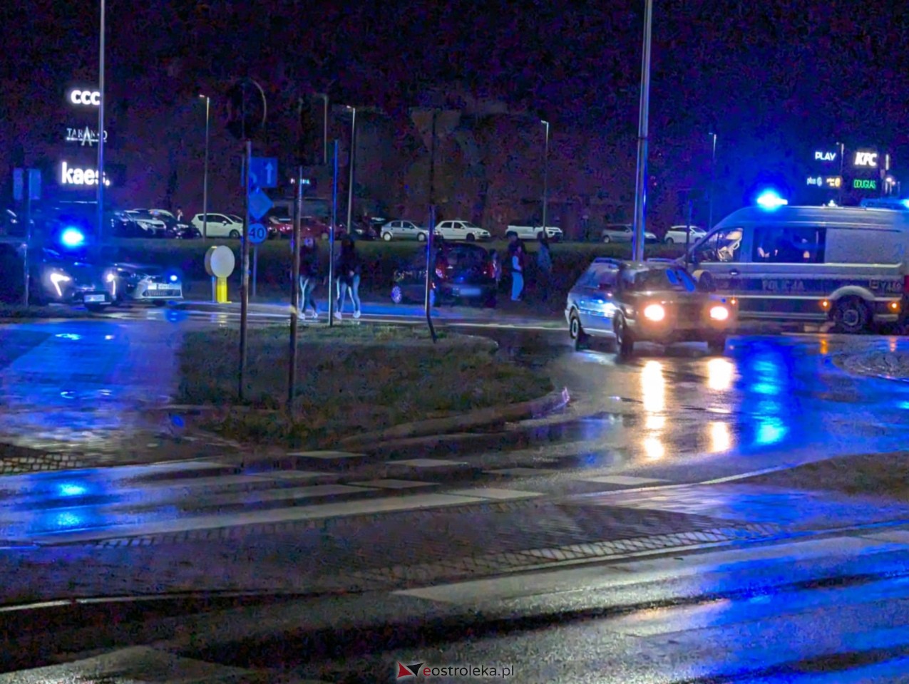 Wypadek na rondzie Dmowskiego [15.10.2024] - zdjęcie #3 - eOstroleka.pl