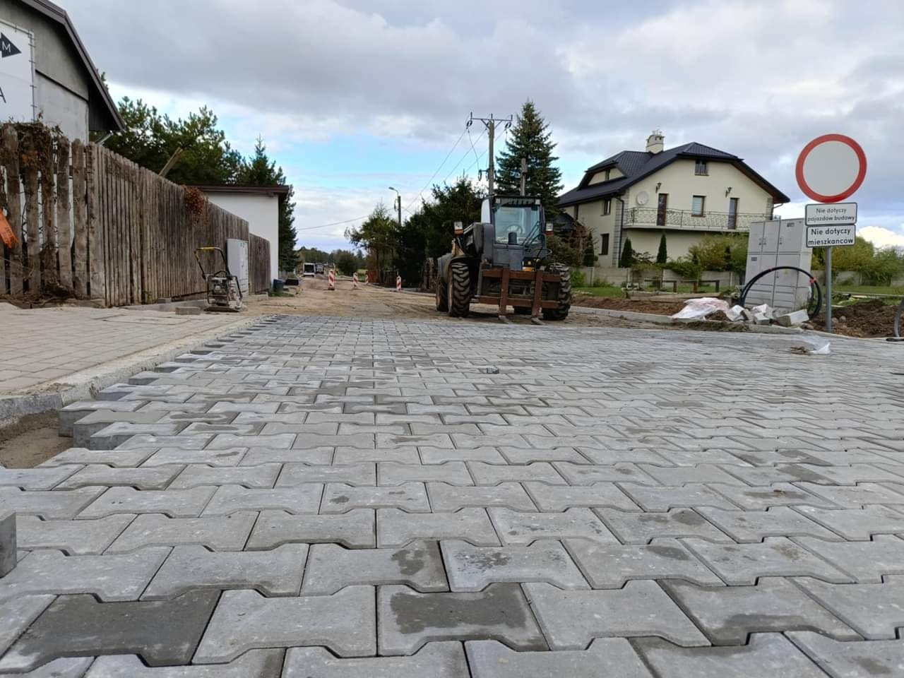 Rewitalizacja Czarnej Dróżki w Rzekuniu [17.10.2024] - zdjęcie #18 - eOstroleka.pl