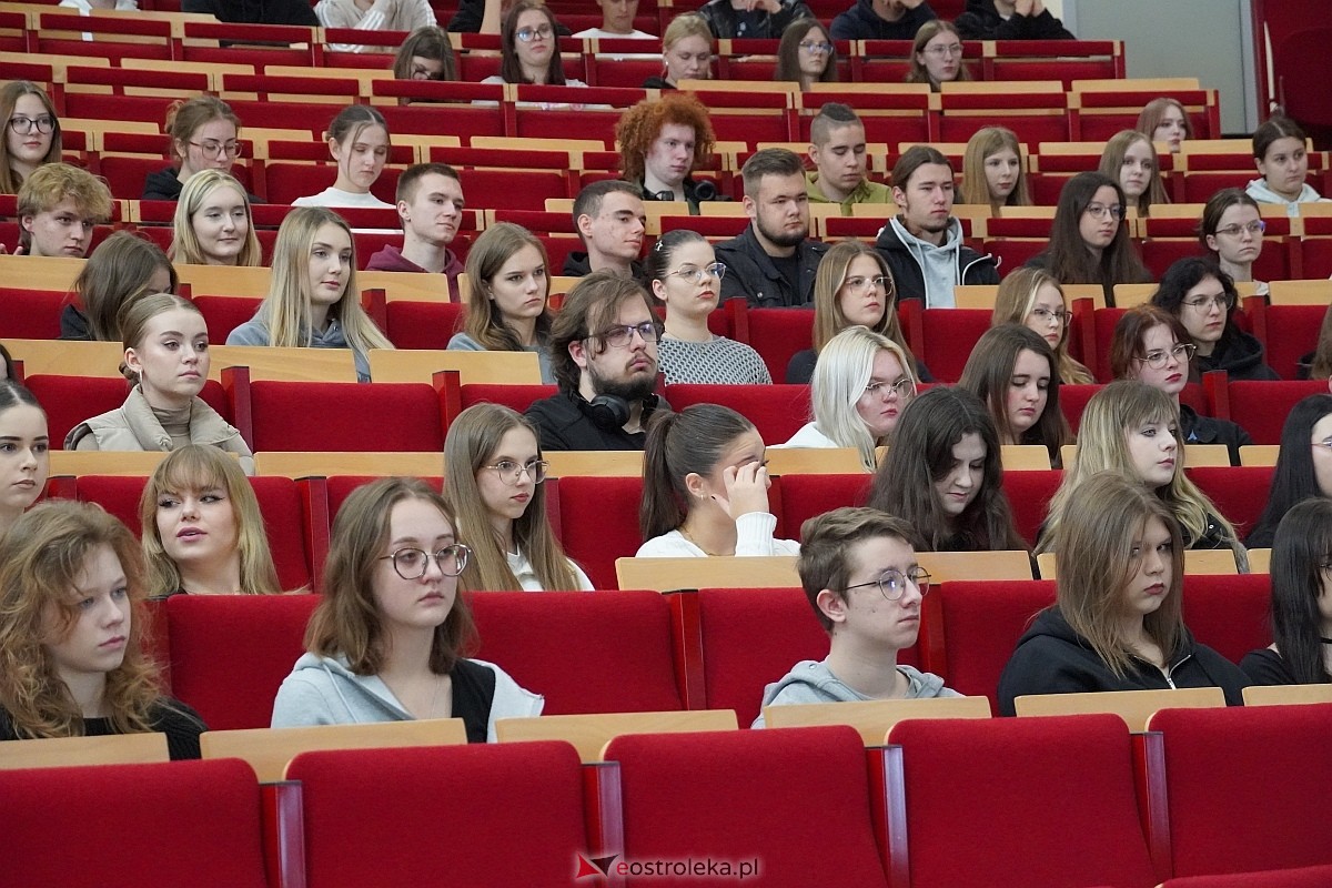 Przystanek Literacki Ostrołęka zatrzymał się przy Gombrowiczu: Wykład dla młodzieży w WSAiP [17.10.2024] - zdjęcie #22 - eOstroleka.pl