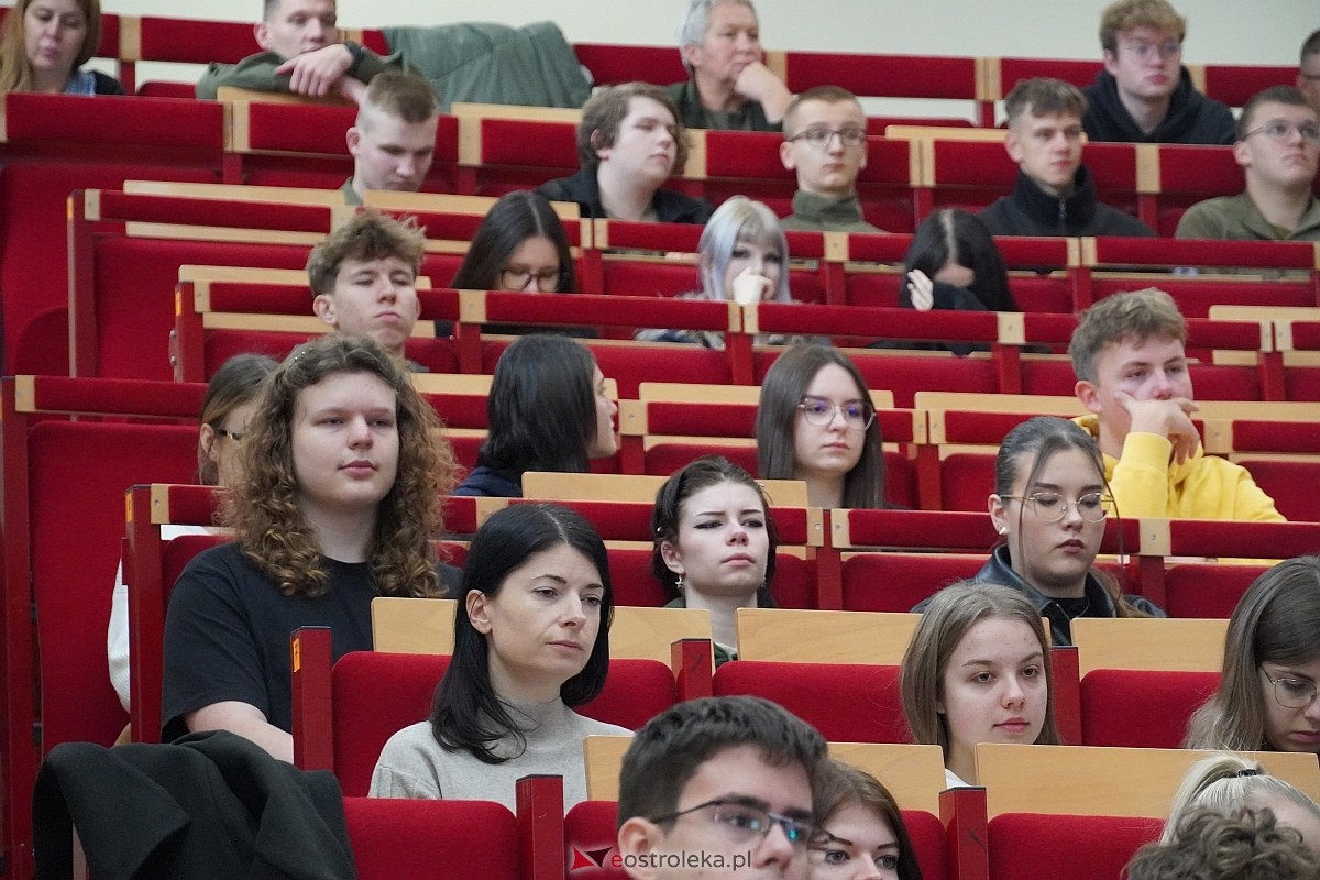 Przystanek Literacki Ostrołęka zatrzymał się przy Gombrowiczu: Wykład dla młodzieży w WSAiP [17.10.2024] - zdjęcie #20 - eOstroleka.pl