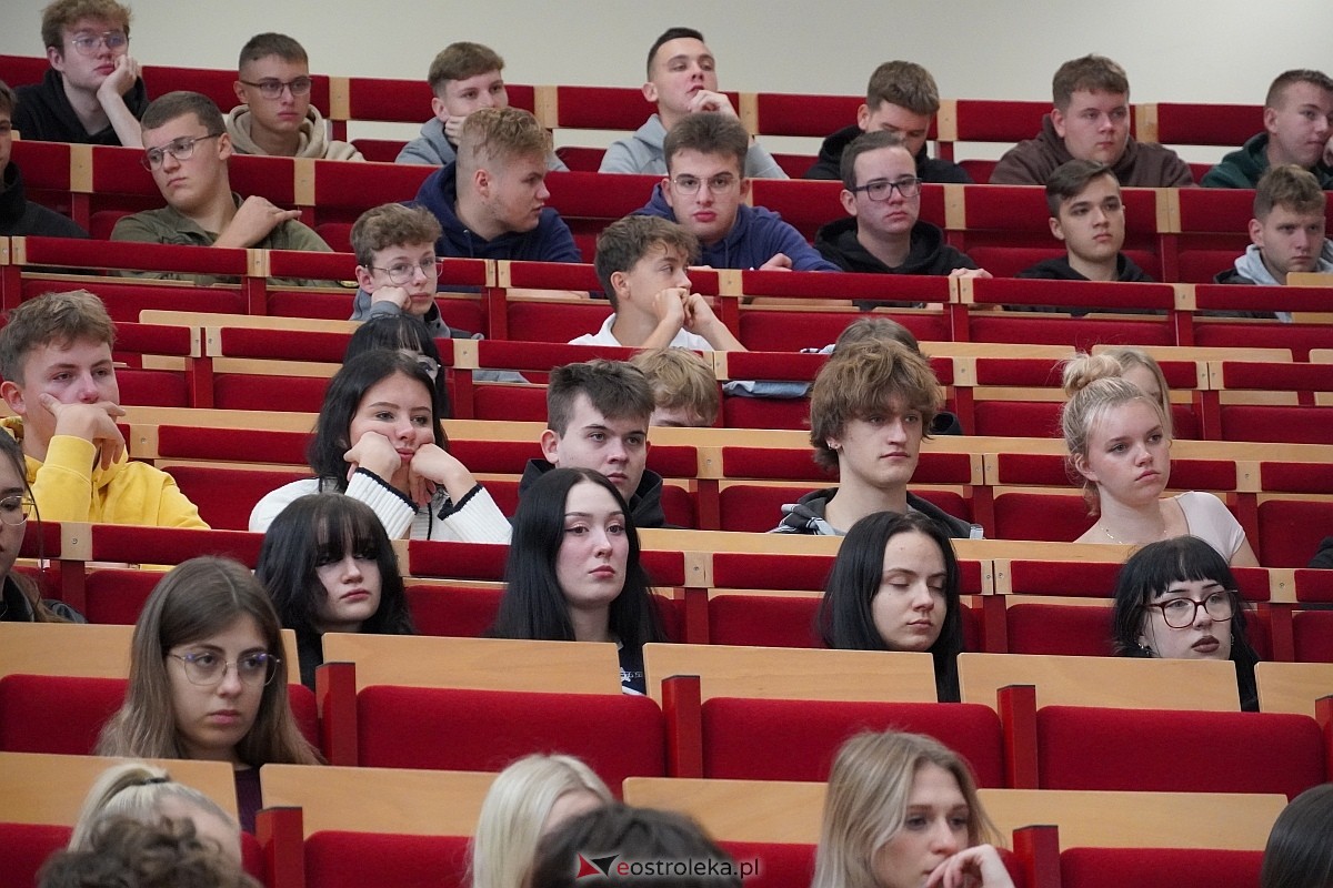 Przystanek Literacki Ostrołęka zatrzymał się przy Gombrowiczu: Wykład dla młodzieży w WSAiP [17.10.2024] - zdjęcie #19 - eOstroleka.pl