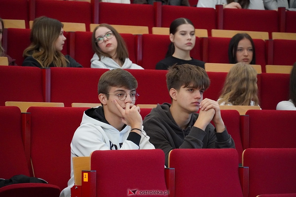 Przystanek Literacki Ostrołęka zatrzymał się przy Gombrowiczu: Wykład dla młodzieży w WSAiP [17.10.2024] - zdjęcie #16 - eOstroleka.pl