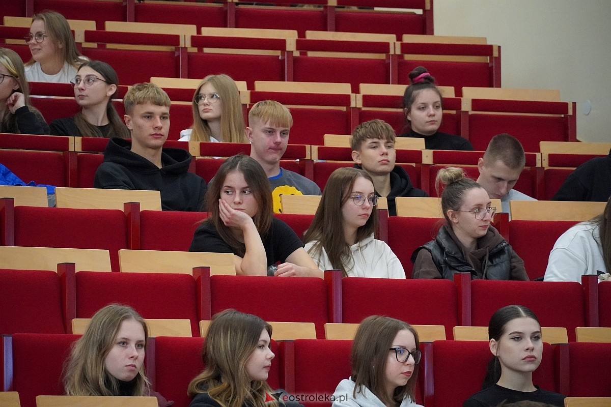 Przystanek Literacki Ostrołęka zatrzymał się przy Gombrowiczu: Wykład dla młodzieży w WSAiP [17.10.2024] - zdjęcie #15 - eOstroleka.pl