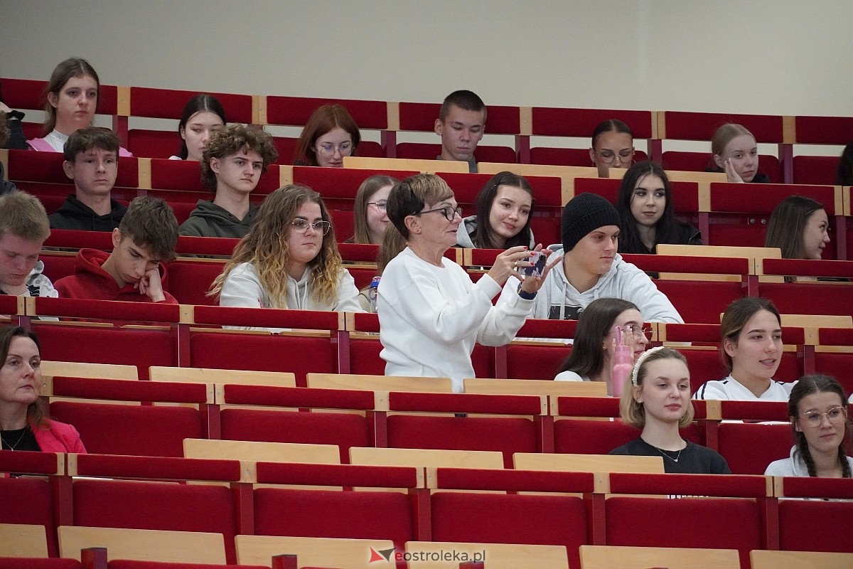 Przystanek Literacki Ostrołęka zatrzymał się przy Gombrowiczu: Wykład dla młodzieży w WSAiP [17.10.2024] - zdjęcie #13 - eOstroleka.pl