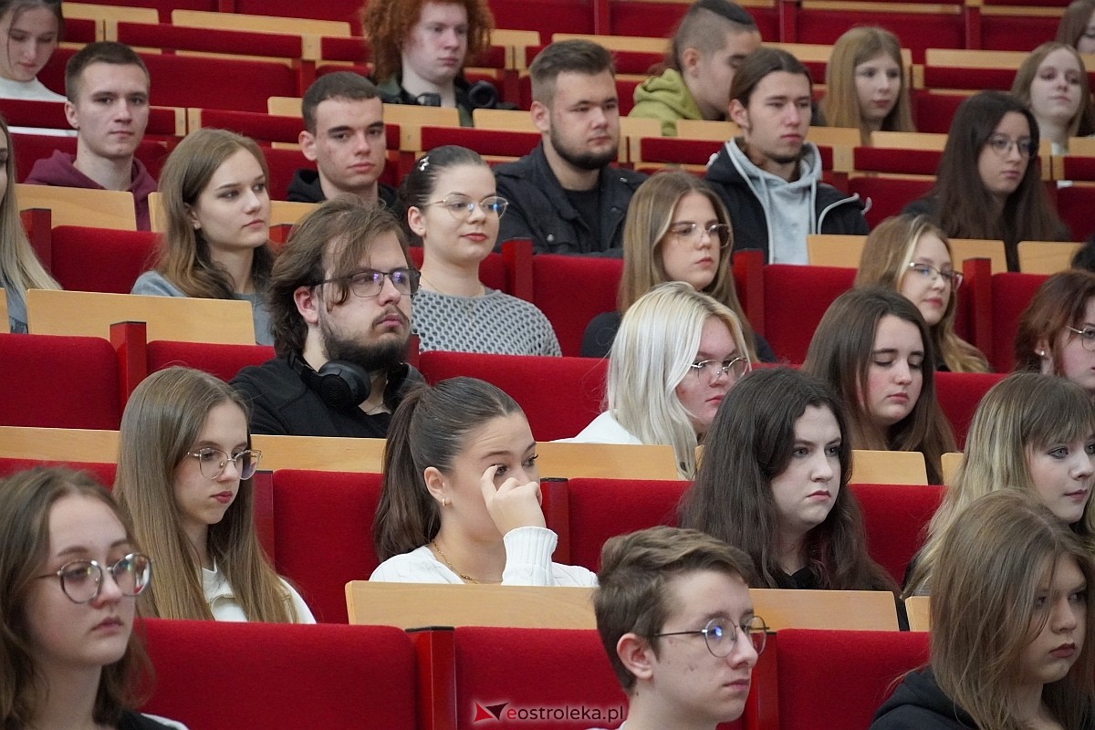 Przystanek Literacki Ostrołęka zatrzymał się przy Gombrowiczu: Wykład dla młodzieży w WSAiP [17.10.2024] - zdjęcie #12 - eOstroleka.pl