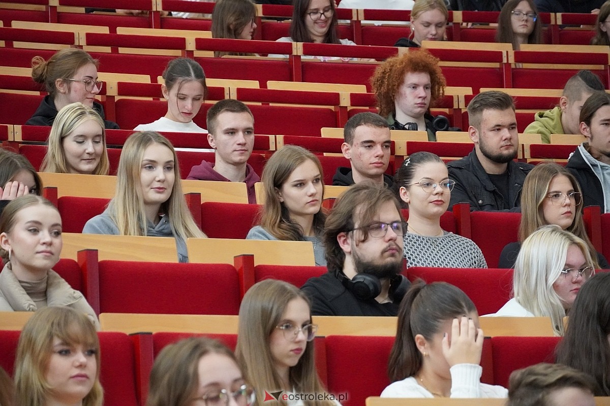 Przystanek Literacki Ostrołęka zatrzymał się przy Gombrowiczu: Wykład dla młodzieży w WSAiP [17.10.2024] - zdjęcie #11 - eOstroleka.pl