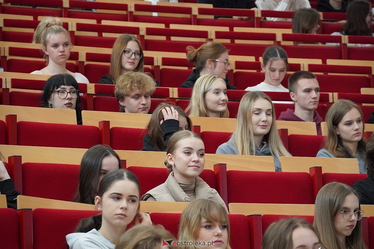 Przystanek Literacki Ostrołęka zatrzymał się przy Gombrowiczu: Wykład dla młodzieży w WSAiP [17.10.2024] - zdjęcie #10 - eOstroleka.pl