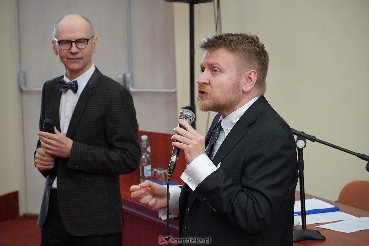 Przystanek Literacki Ostrołęka zatrzymał się przy Gombrowiczu: Wykład dla młodzieży w WSAiP [17.10.2024] - zdjęcie #1 - eOstroleka.pl