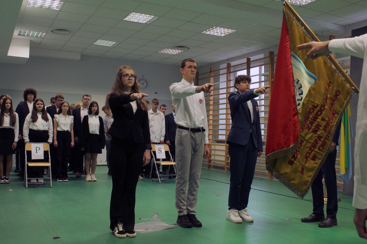 Uroczyste ślubowanie i konkurs o patronie w ZSZ nr 1 [04.10.2024] - zdjęcie #12 - eOstroleka.pl