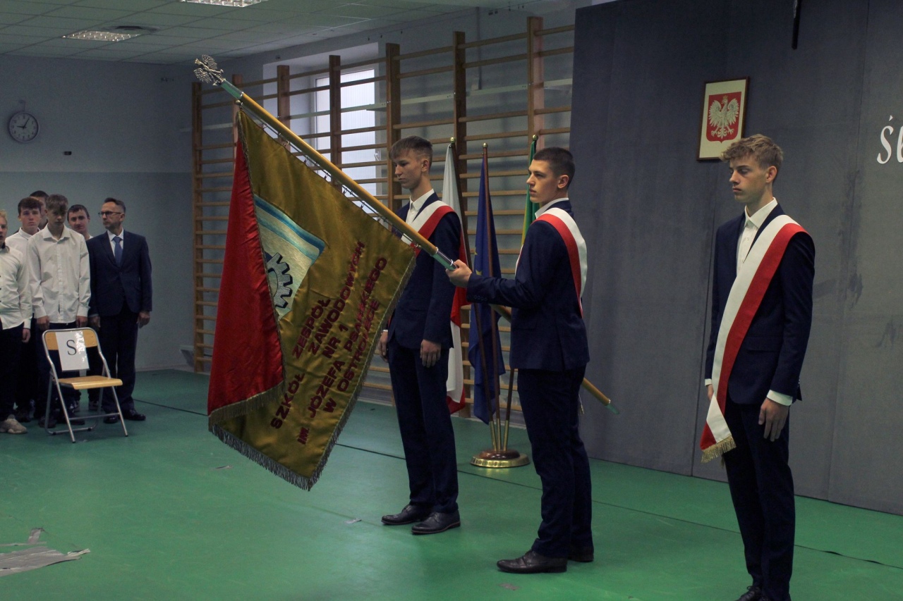 Uroczyste ślubowanie i konkurs o patronie w ZSZ nr 1 [04.10.2024] - zdjęcie #1 - eOstroleka.pl