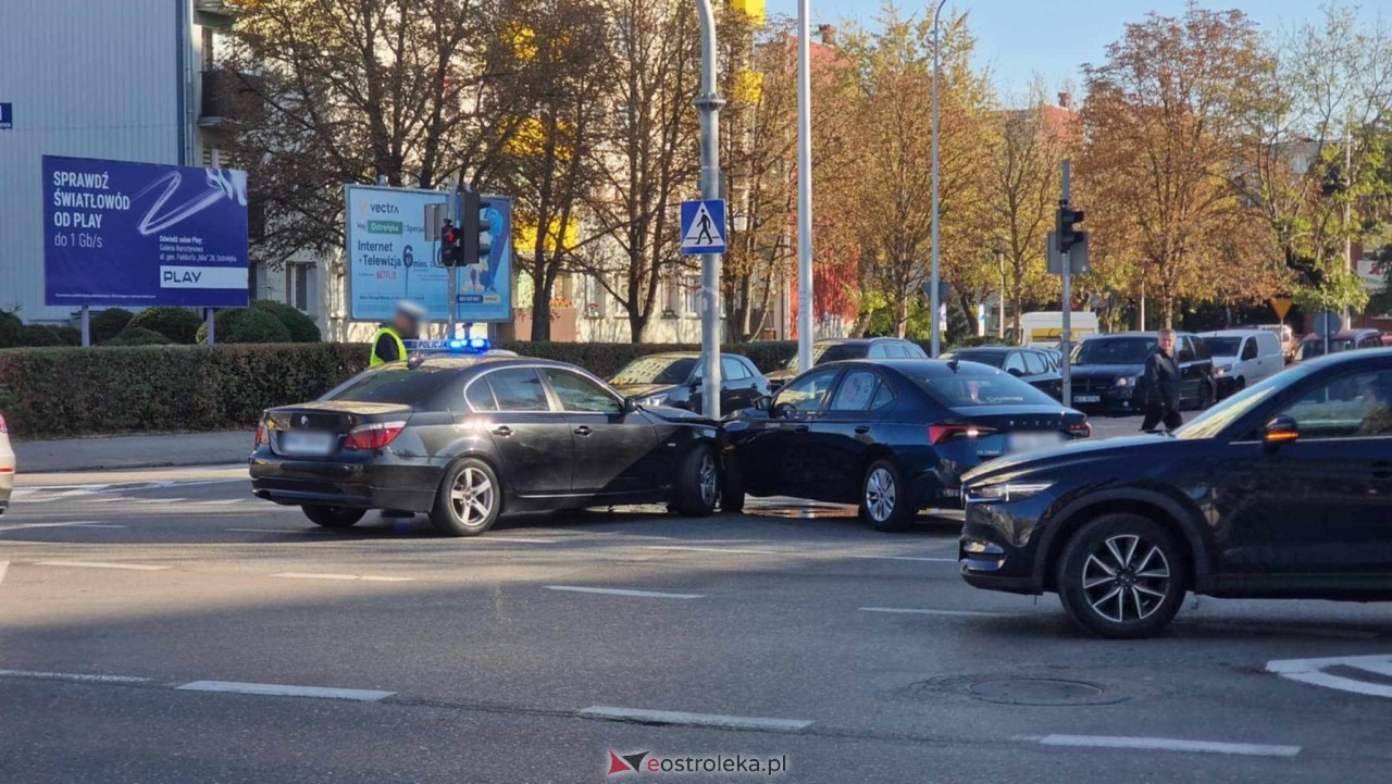 Kolizja bmw i skody na skrzyżówaniu Bogusławskiego i 11 Listopada [18.10.2024] - zdjęcie #6 - eOstroleka.pl
