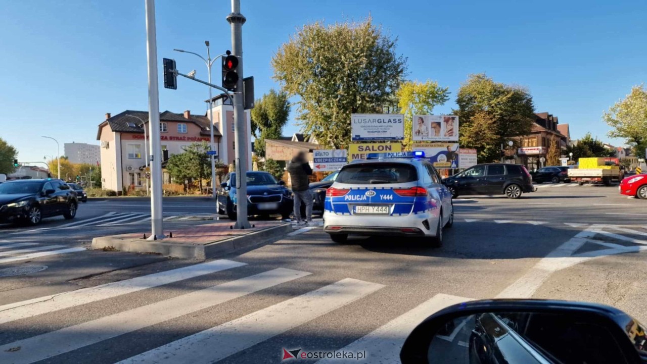 Kolizja bmw i skody na skrzyżówaniu Bogusławskiego i 11 Listopada [18.10.2024] - zdjęcie #5 - eOstroleka.pl