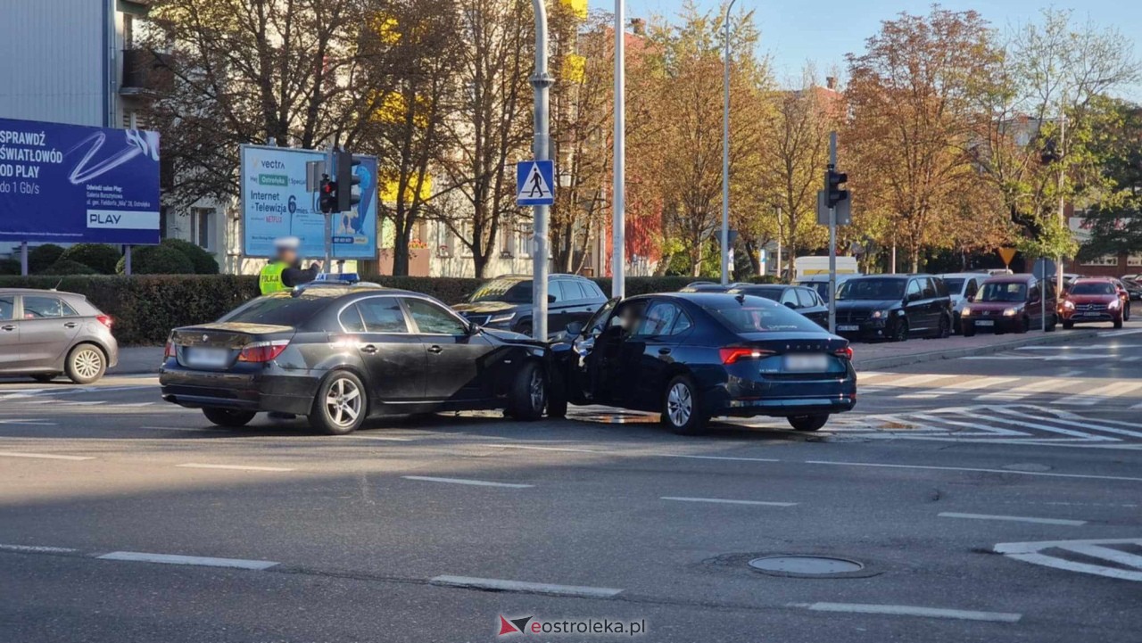Kolizja bmw i skody na skrzyżówaniu Bogusławskiego i 11 Listopada [18.10.2024] - zdjęcie #4 - eOstroleka.pl