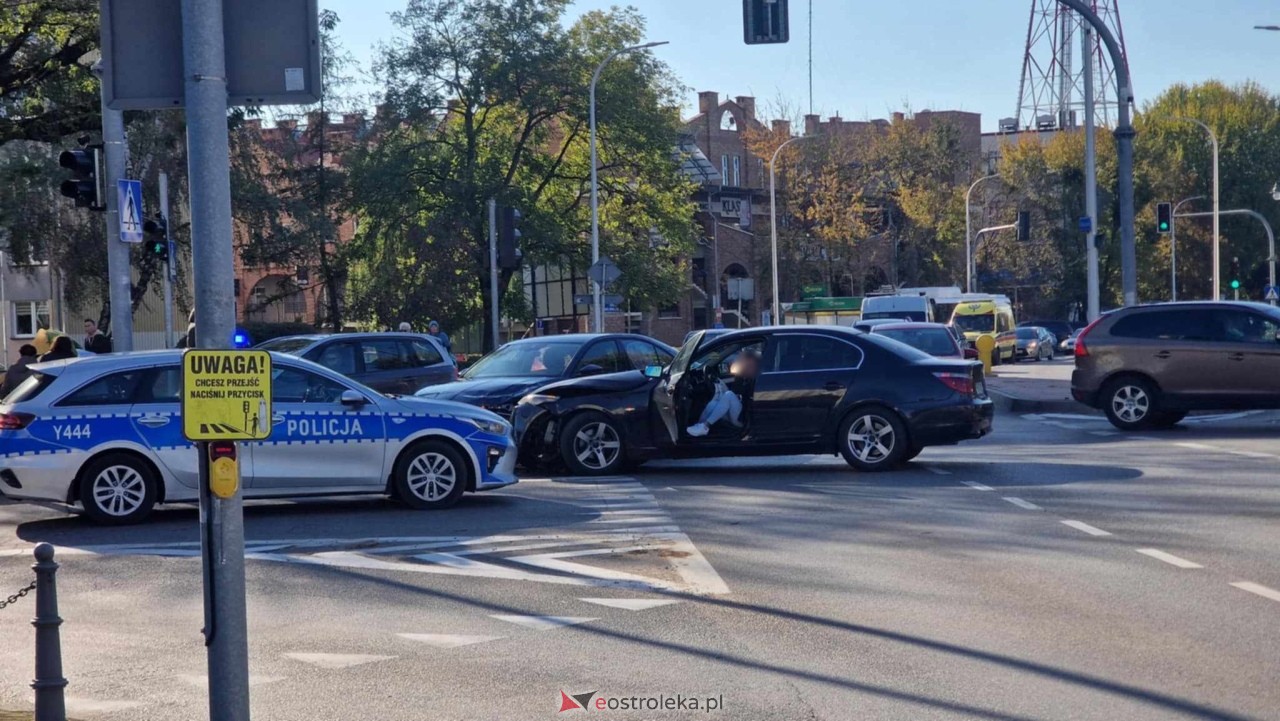 Kolizja bmw i skody na skrzyżówaniu Bogusławskiego i 11 Listopada [18.10.2024] - zdjęcie #3 - eOstroleka.pl