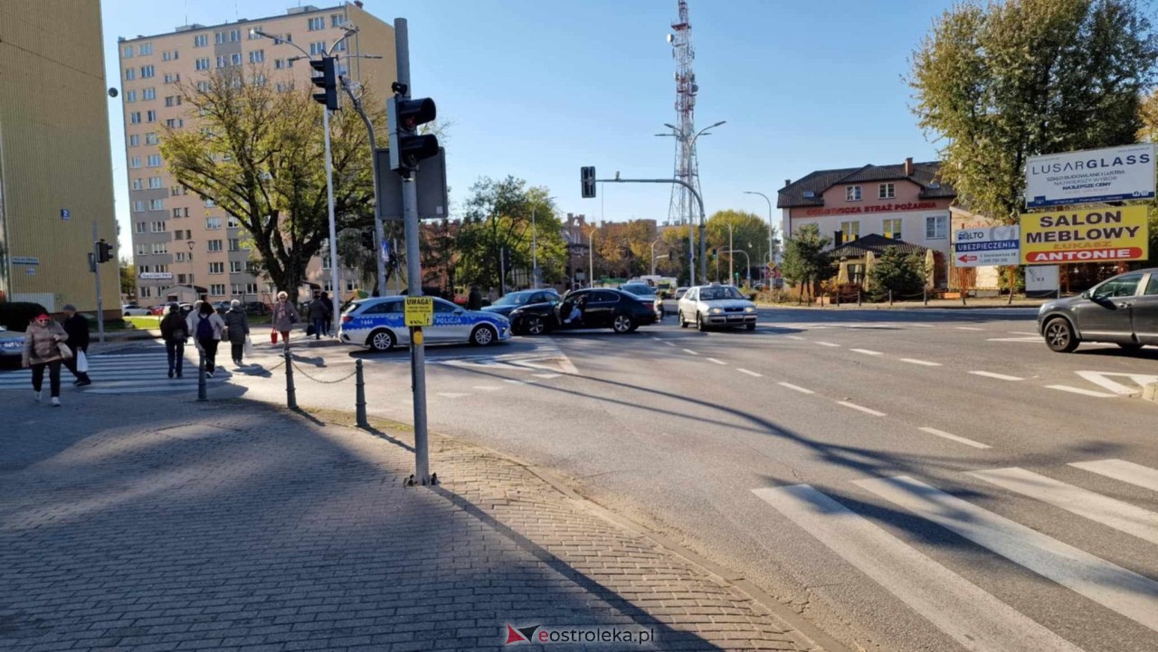 Kolizja bmw i skody na skrzyżówaniu Bogusławskiego i 11 Listopada [18.10.2024] - zdjęcie #2 - eOstroleka.pl