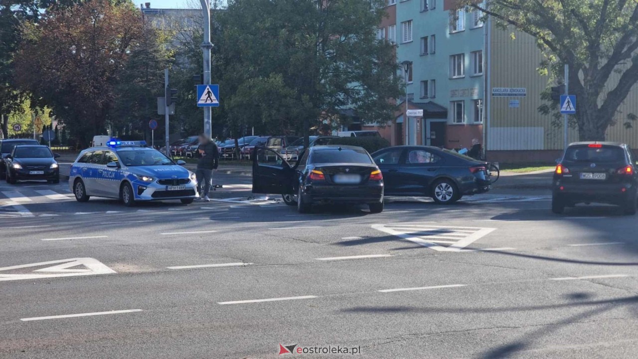 Kolizja bmw i skody na skrzyżówaniu Bogusławskiego i 11 Listopada [18.10.2024] - zdjęcie #1 - eOstroleka.pl