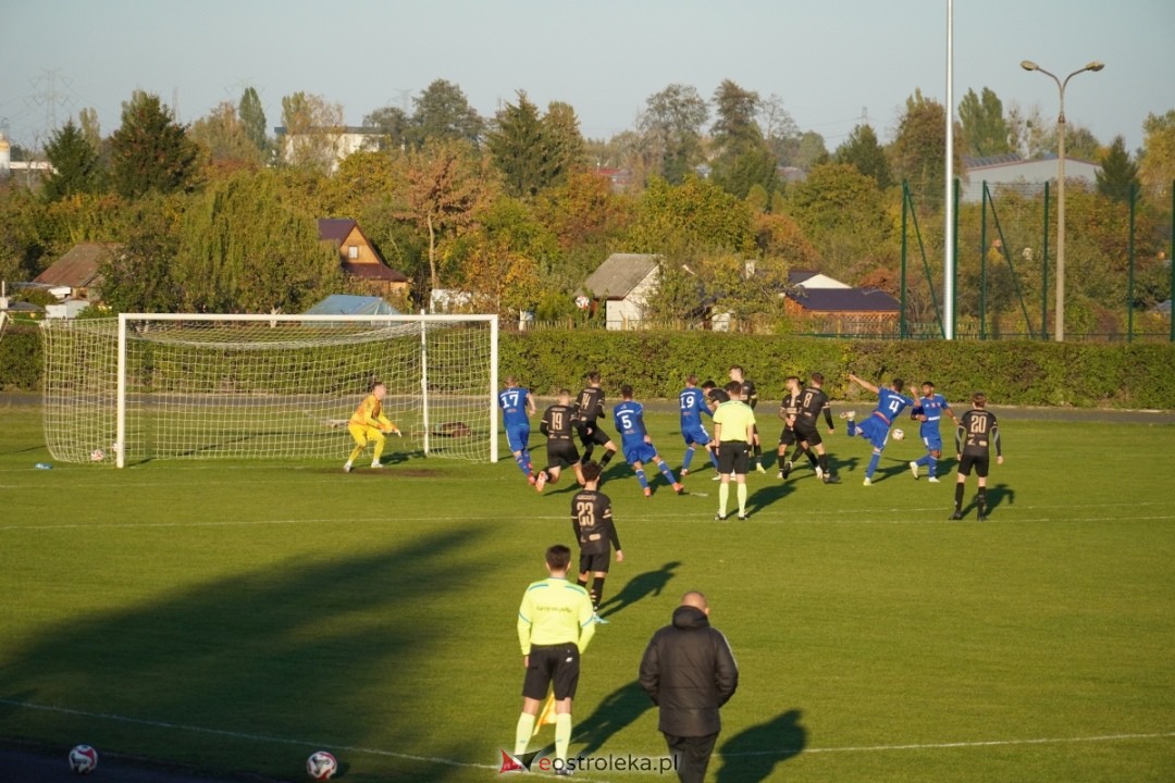 Narew Ostrołęka - PAF Płońsk 2:1 [19.10.2024] - zdjęcie #11 - eOstroleka.pl