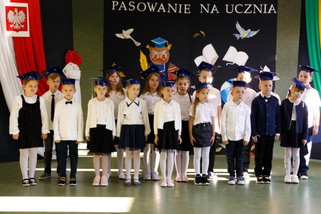 Pasowanie na ucznia w SP 10 - fot. SP 10 Ostrołęka - zdjęcie #38 - eOstroleka.pl