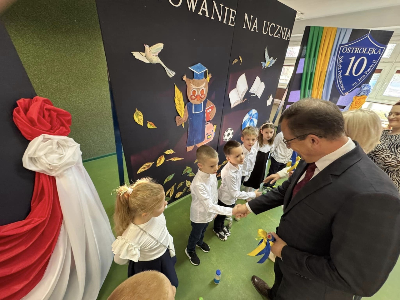 Pasowanie na ucznia w SP 10 - fot. SP 10 Ostrołęka - zdjęcie #30 - eOstroleka.pl
