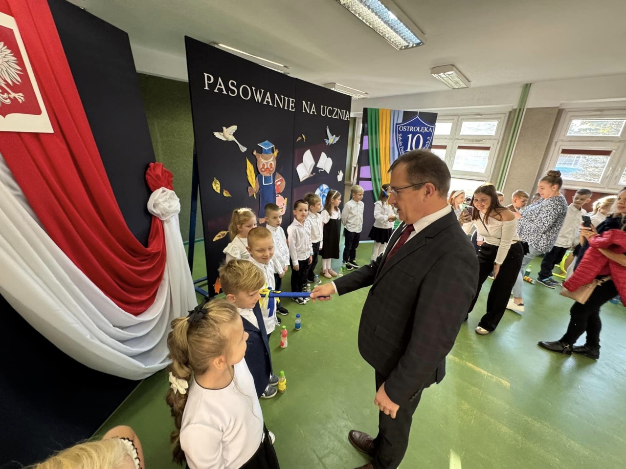 Pasowanie na ucznia w SP 10 - fot. SP 10 Ostrołęka - zdjęcie #29 - eOstroleka.pl