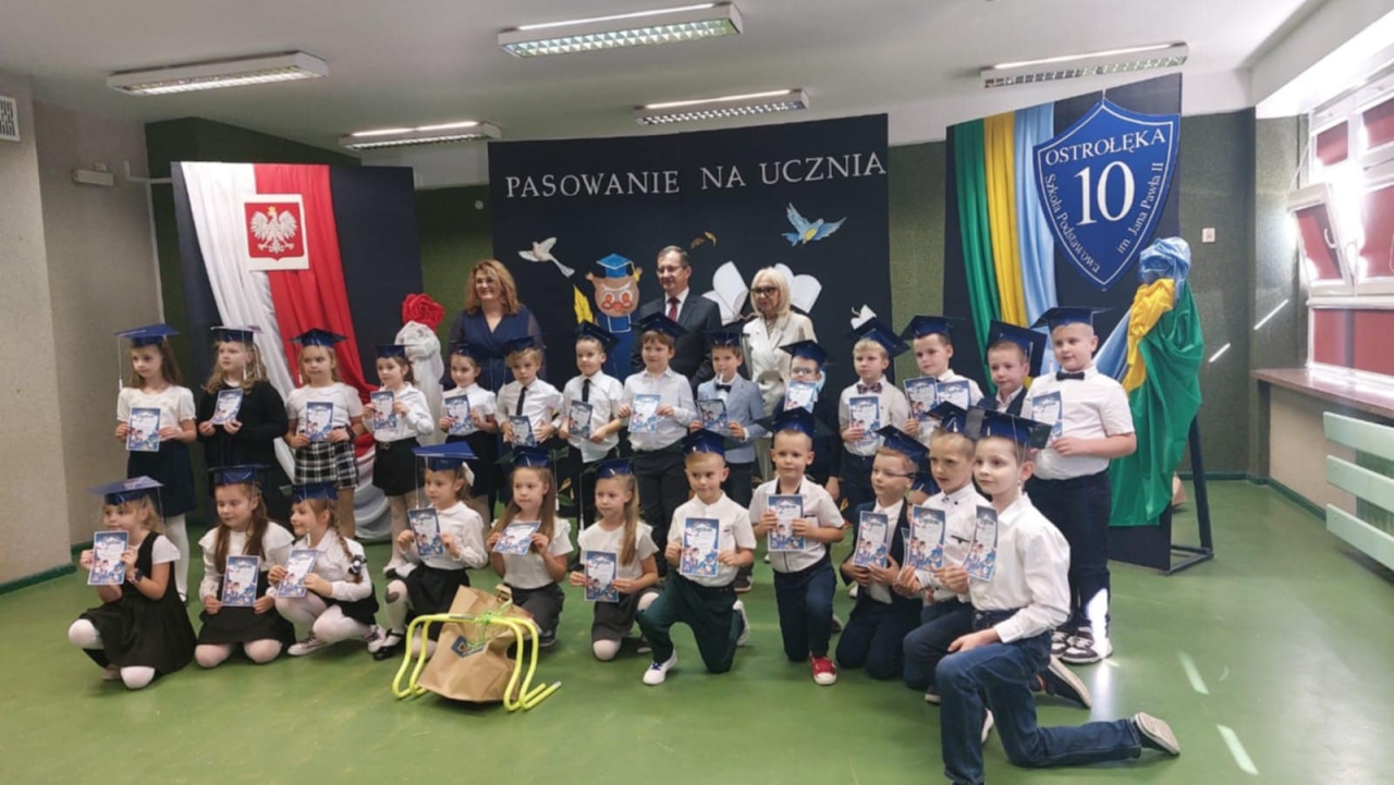 Pasowanie na ucznia w SP 10 - fot. SP 10 Ostrołęka - zdjęcie #25 - eOstroleka.pl