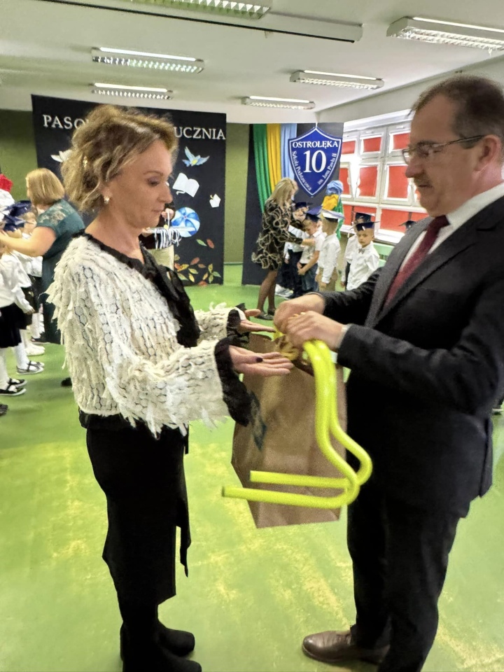 Pasowanie na ucznia w SP 10 - fot. SP 10 Ostrołęka - zdjęcie #24 - eOstroleka.pl