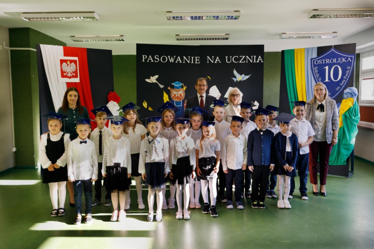 Pasowanie na ucznia w SP 10 - fot. SP 10 Ostrołęka - zdjęcie #21 - eOstroleka.pl