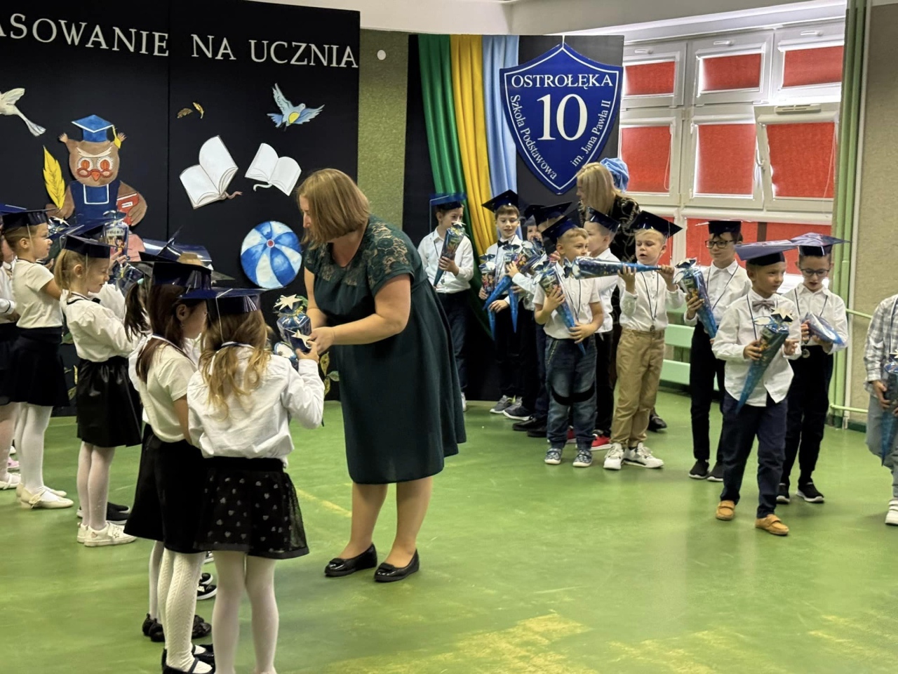 Pasowanie na ucznia w SP 10 - fot. SP 10 Ostrołęka - zdjęcie #20 - eOstroleka.pl