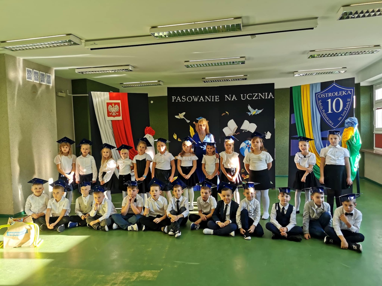 Pasowanie na ucznia w SP 10 - fot. SP 10 Ostrołęka - zdjęcie #19 - eOstroleka.pl