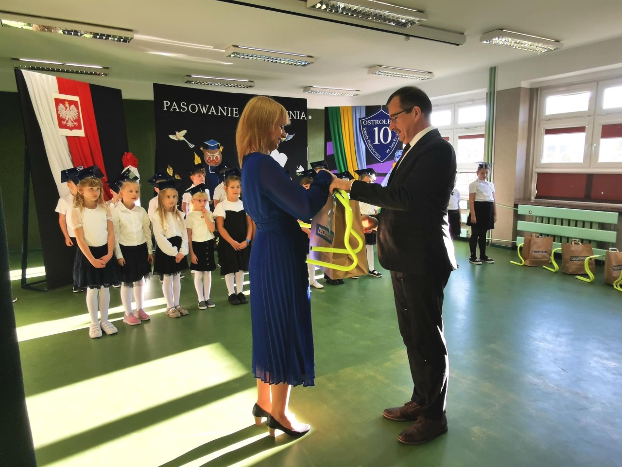 Pasowanie na ucznia w SP 10 - fot. SP 10 Ostrołęka - zdjęcie #17 - eOstroleka.pl