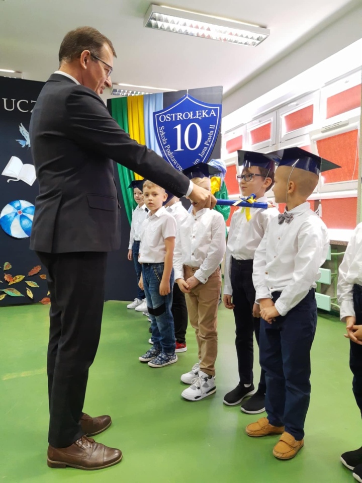 Pasowanie na ucznia w SP 10 - fot. SP 10 Ostrołęka - zdjęcie #16 - eOstroleka.pl