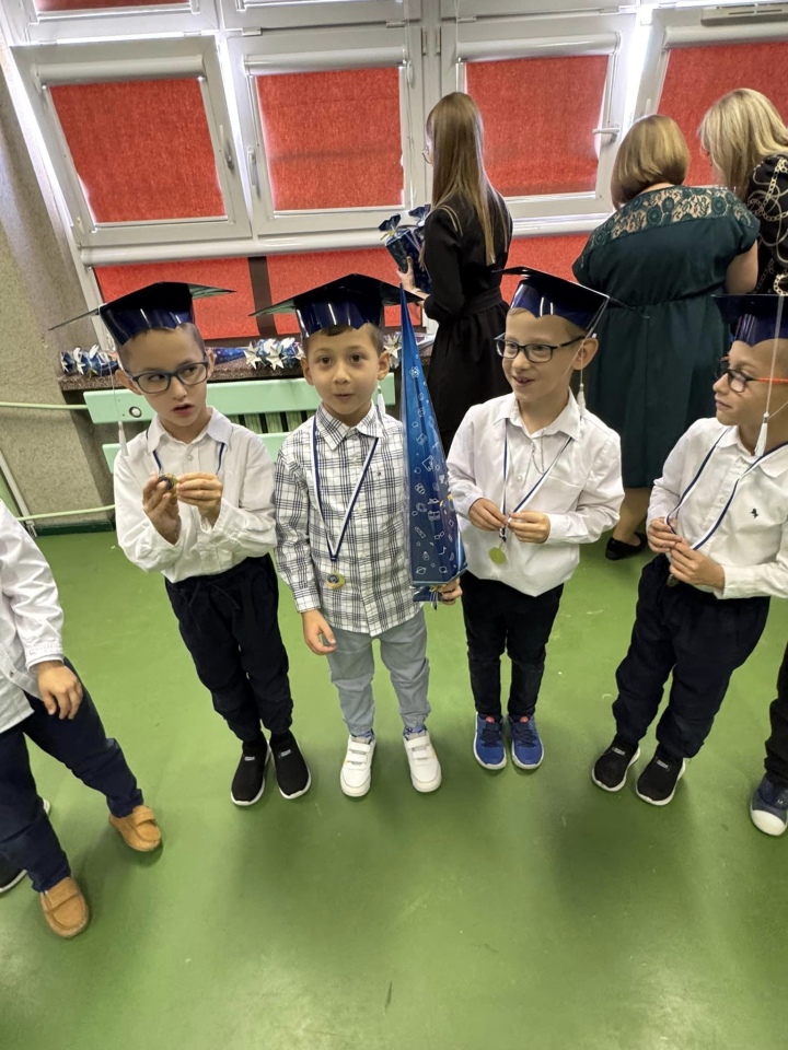 Pasowanie na ucznia w SP 10 - fot. SP 10 Ostrołęka - zdjęcie #15 - eOstroleka.pl