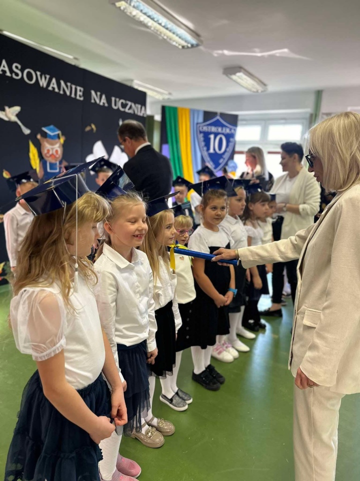 Pasowanie na ucznia w SP 10 - fot. SP 10 Ostrołęka - zdjęcie #9 - eOstroleka.pl