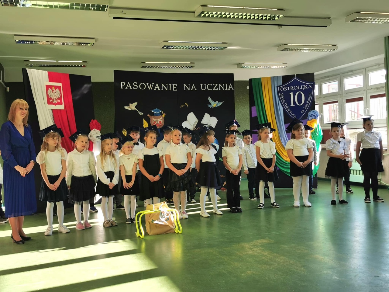 Pasowanie na ucznia w SP 10 - fot. SP 10 Ostrołęka - zdjęcie #2 - eOstroleka.pl