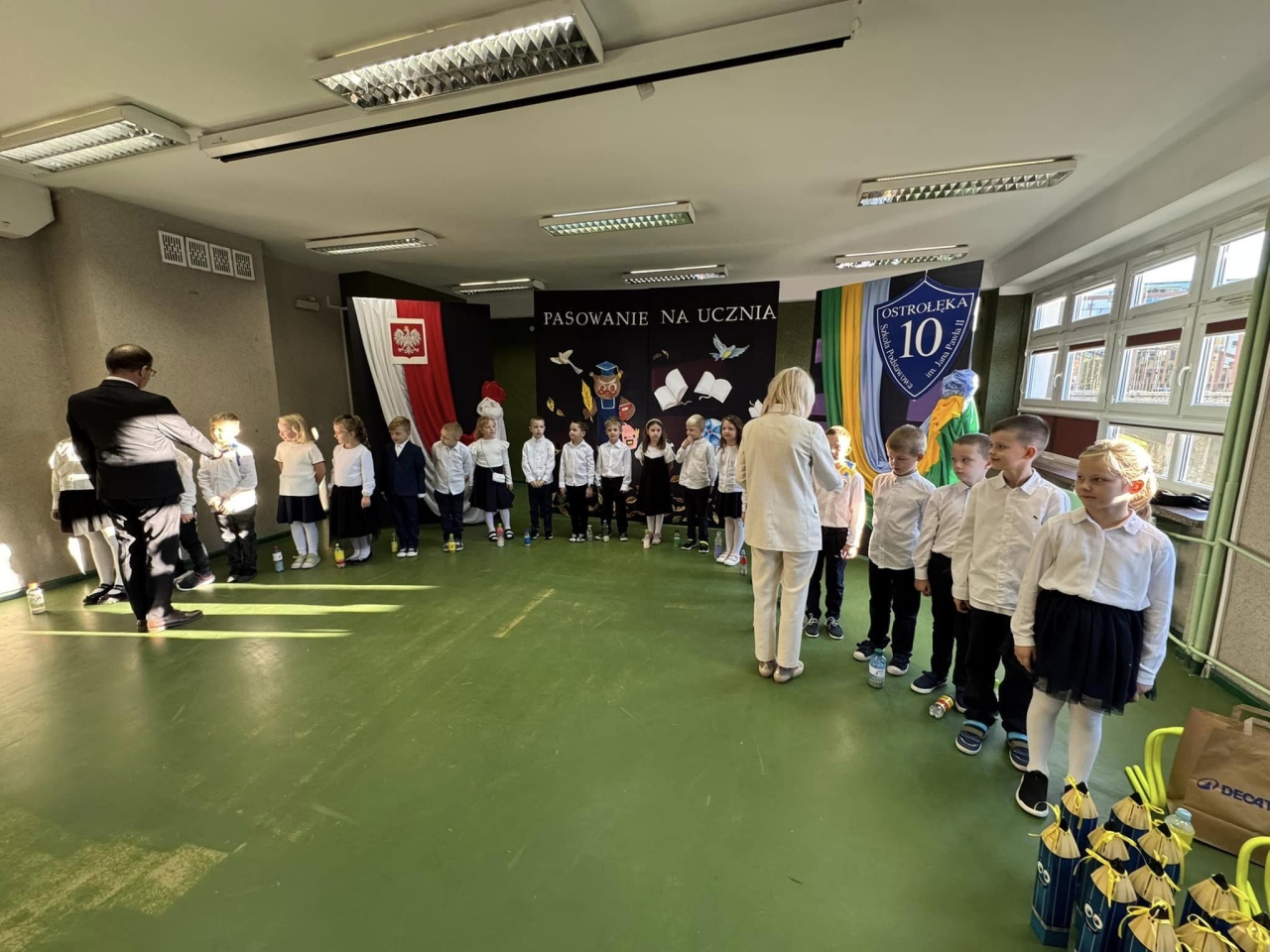 Pasowanie na ucznia w SP 10 - fot. SP 10 Ostrołęka - zdjęcie #1 - eOstroleka.pl