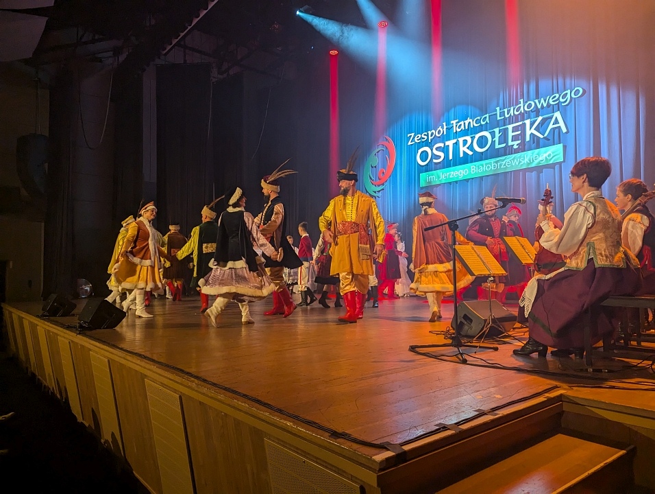 Dzień tańca ludowego z zespołem Ostrołęka [20.10.2024] - zdjęcie #13 - eOstroleka.pl