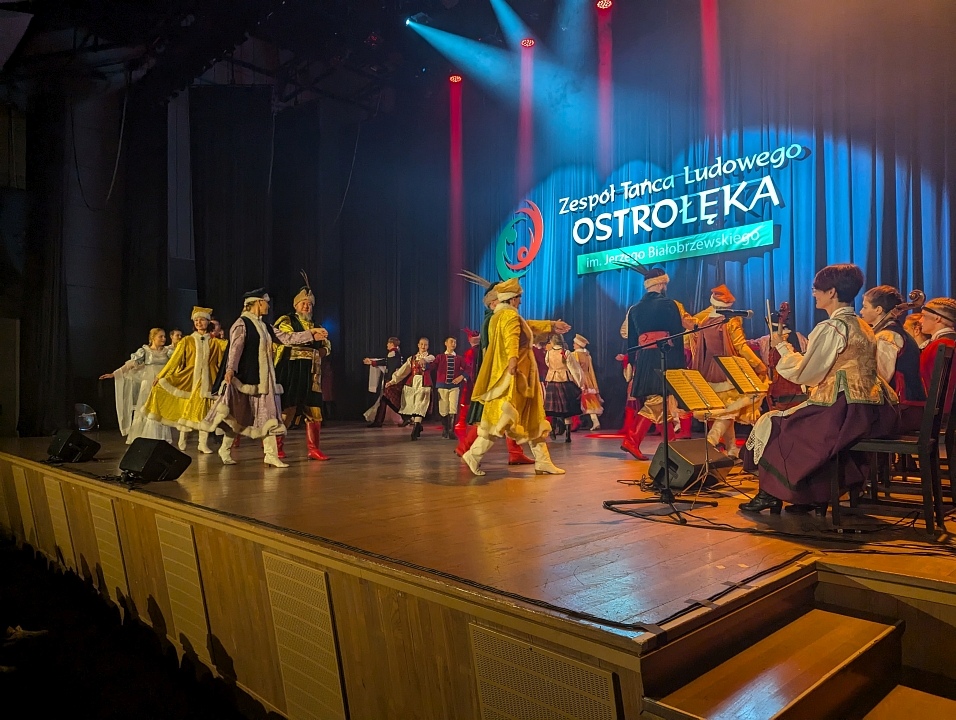 Dzień tańca ludowego z zespołem Ostrołęka [20.10.2024] - zdjęcie #11 - eOstroleka.pl