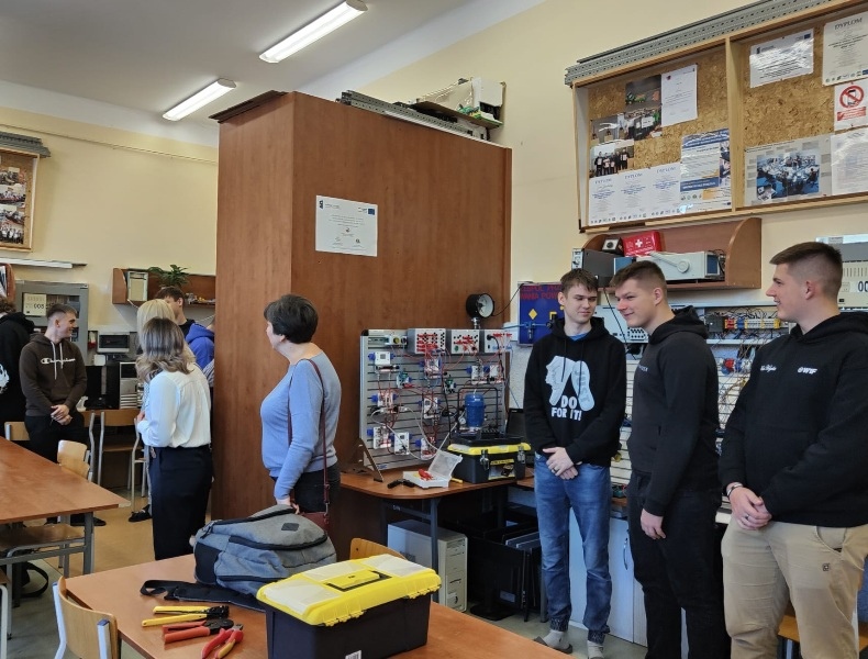 Delegacja Kijowskiego Narodowego Uniwersytetu Technologii i Projektowania w ZSZ NR 1 w Ostrołęce - zdjęcie #3 - eOstroleka.pl