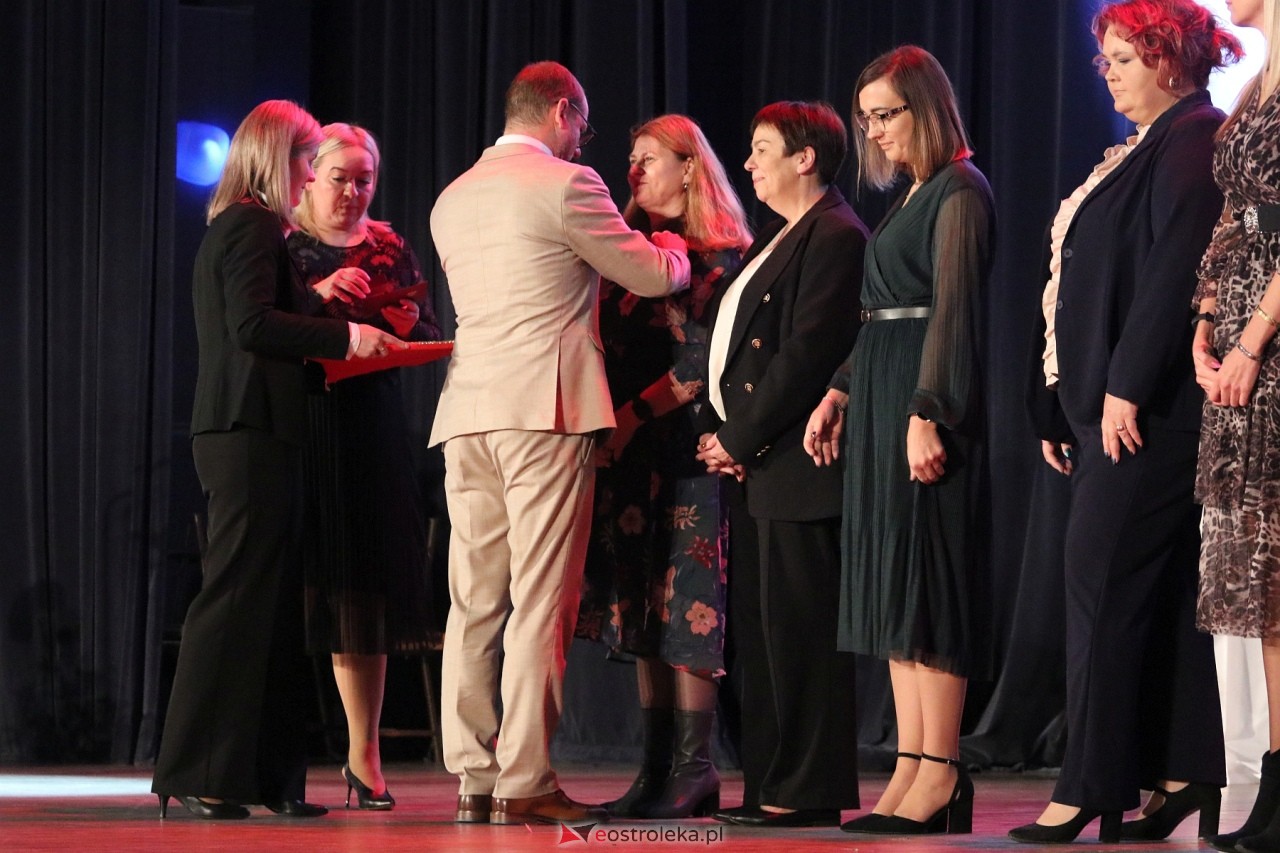 Gala wręczenia nagród - Dzień Nauczyciela 2024 [24.10.2024] - zdjęcie #93 - eOstroleka.pl