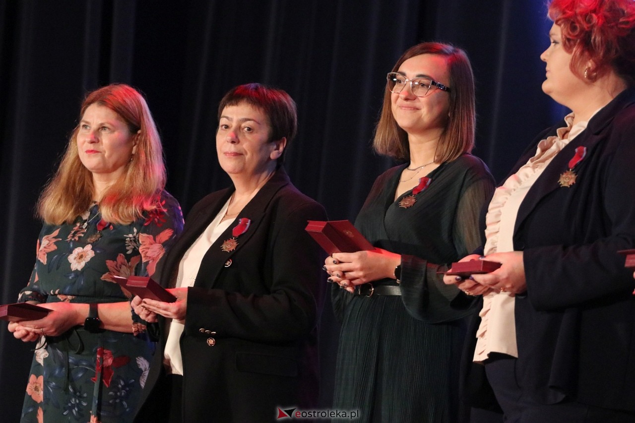 Gala wręczenia nagród - Dzień Nauczyciela 2024 [24.10.2024] - zdjęcie #81 - eOstroleka.pl