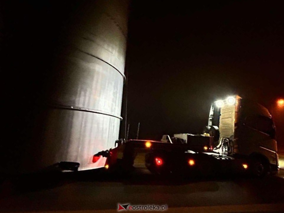 Nocna sensacja w Ostrołęce – gigantyczny transport na ulicach miasta [26.10.2024] - zdjęcie #15 - eOstroleka.pl