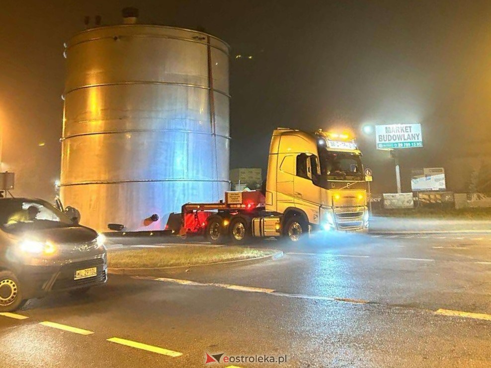 Nocna sensacja w Ostrołęce – gigantyczny transport na ulicach miasta [26.10.2024] - zdjęcie #11 - eOstroleka.pl
